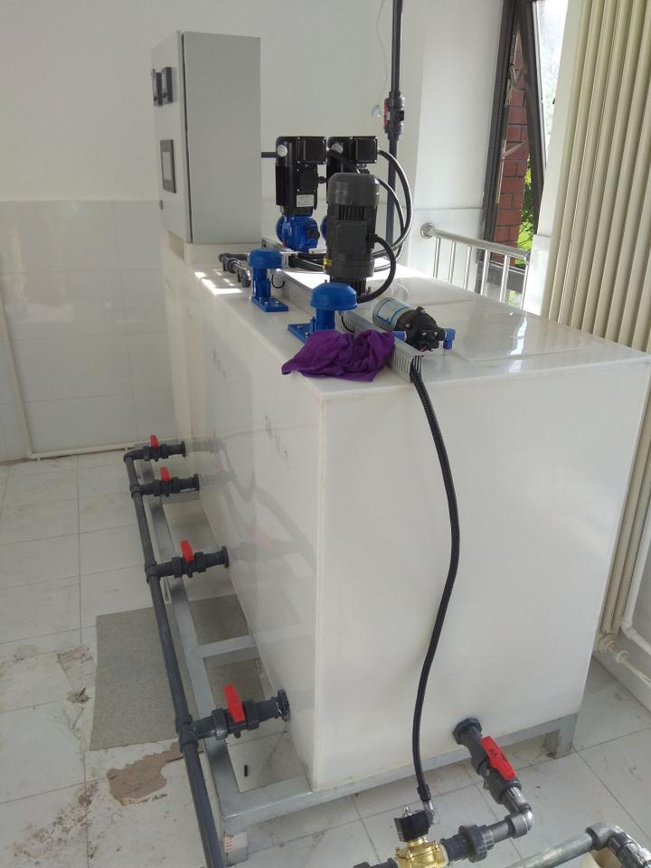 客戶定制PP箱體加藥裝置