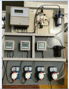 Kontrol800系列集成式控制系統 由PVC安裝板和測量電極及水質分析儀三部分組成，通過測量泳池水質的PH/ORP/余氯/濁度/溫度值來自動控制計量泵加藥的開始和啟停 可通過RS485傳輸到PC或顯示屏