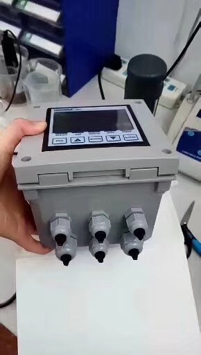 是一款適用于需要同時(shí)監(jiān)控多個(gè)參數(shù)的復(fù)雜應(yīng)用場合的多參數(shù)儀表，具有獨(dú)立的比例控制輸出，兩路可調(diào) 頻率輸出，RS485串行接口（MODBUS協(xié)議），三個(gè)繼電器輸出，探頭質(zhì)量顯示和數(shù)據(jù)記錄功能