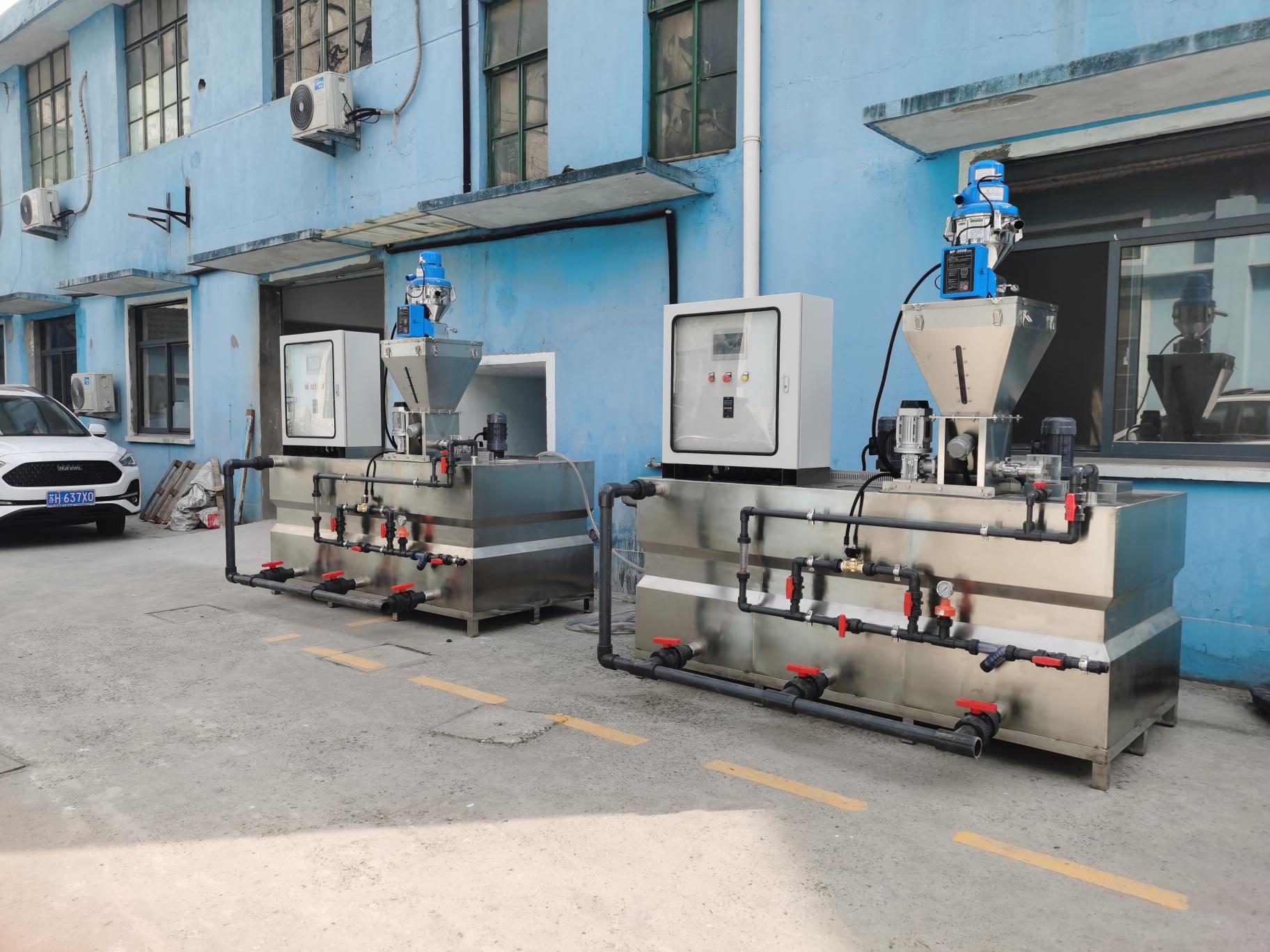 本機小巧玲瓏，主要由1、電控系統，2、料斗，3、定量干粉投加器，  4、攪拌機，5、溶液箱，6、排空系統，7、給水系統組成