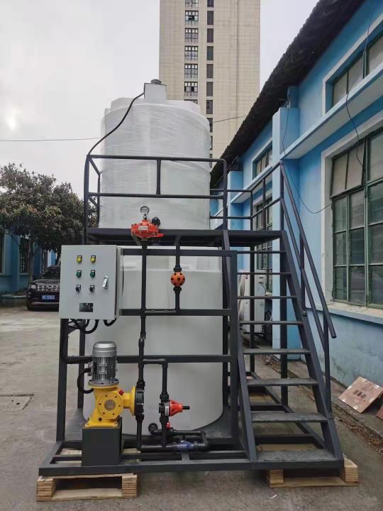 加藥裝置組成結構有：加藥箱、液位計、計量箱、攪拌器、加藥計量泵、安全閥、壓力表、控制柜、閥門以及管路集中布置，各部件的材質主要分不銹鋼和碳鋼襯膠