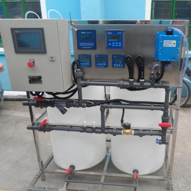 1.通過熒光示蹤原理，不管系統處于何種狀態，直接檢測水處理劑有效組份，測量誤差小于正負0.1mg/1(1mg/1)，控制誤差小于正負0.5mg/1(5mg/1).  2.BTSJ型循環水自動加藥系統處于有多條補充水管線或排污不易控制的系統優越性更明顯。  3.對于發展中的低磷和無磷配方的藥劑特別適合。  4.同時方便于原非自動加藥的升級改造，使之成為熒光示蹤加藥