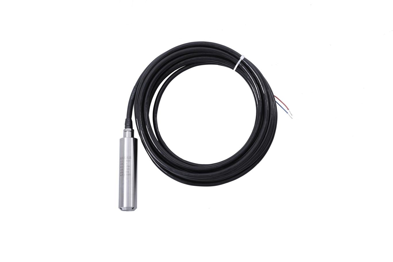 把與液位深度成正比的液體靜態(tài)壓力準(zhǔn)確測(cè)量出來(lái)，經(jīng)過(guò)信號(hào)調(diào)理電路轉(zhuǎn)換成標(biāo)準(zhǔn)（電壓或電壓）信號(hào)輸出，建立起輸出信號(hào)與液位深度的線性對(duì)應(yīng)關(guān)系，實(shí)現(xiàn)對(duì)液體深度的測(cè)量。由傳感器、導(dǎo)氣電纜、不銹鋼筒等組成。產(chǎn)品精度高、體積小，直接投入液體中，即可測(cè)量出變送器末端到液面的液體高度，使用方便。適用于石油、化工、電廠、城市供水、水文勘探領(lǐng)域的液位測(cè)量與控制。