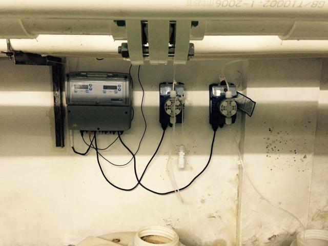 PH測試儀，ORP測試儀，余氯測試儀，濁度測量儀，溫度等測量參數顯示儀表  三臺或者四臺加藥計量泵可選，投加絮凝劑計量泵， 加酸計量泵，加氯計量泵和除藻劑加藥泵