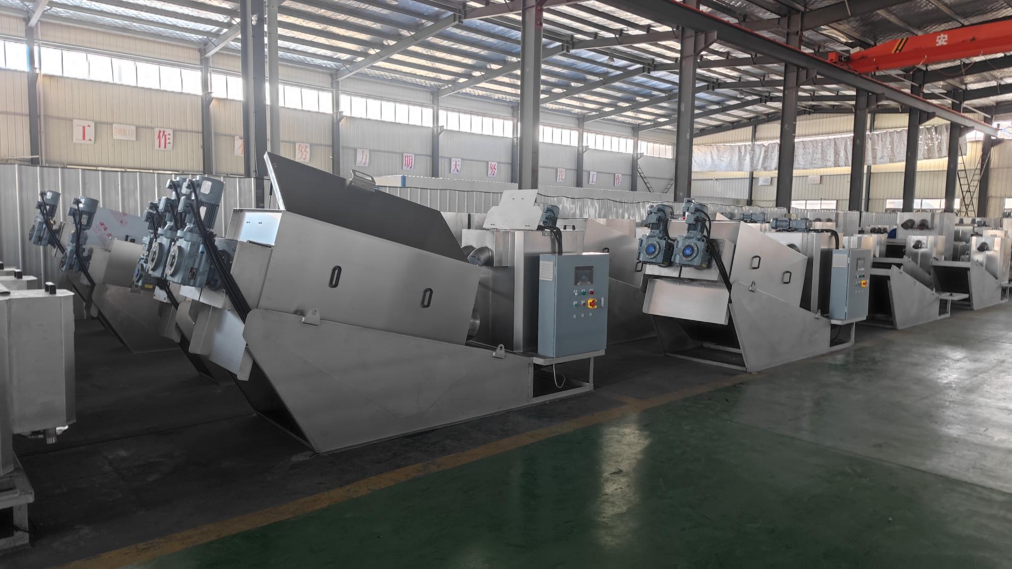 疊螺式污泥脫水機是集全自動PLC控制柜、污泥濃縮脫水本體及絮凝箱于一體，可在全自動運行的條件下，實現高效的絮凝，連續完成污泥濃縮壓榨脫水工作，將收集的濾液回流或排放，脫水的污泥排出。